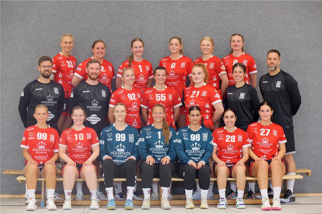 HSG Schwerte/Westhofen und HVE Villigst-Ergste in einer Liga: Das sind die Saisonziele Das Team der HSG Schwerte/Westhofen für die Oberliga-Saison 2024/25: Jennifer Nickolas, Cynthia Hengstenberg, Vivien Hacheneier, Julia Ullrich, Sally Unger, Katharina Petri (hi.v.li.), Torwarttrainer Börge Klepping, Torwarttrainer Marius Schleenkamp, Cora Lethert, Shari Linnemann, Nele Brieden, Physiotherapeutin Hannah Potocki, Trainer Peter Hengstenberg (Mitte.v.li.), Katharina Batschurin, Vicky Wolff, Dana Misiok, Julia Stang, Erva Aydin, Tugba Tekin und Klara Rosenthal (vo.v.li.). Es fehlt Co-Trainer Alexandr Denissov.