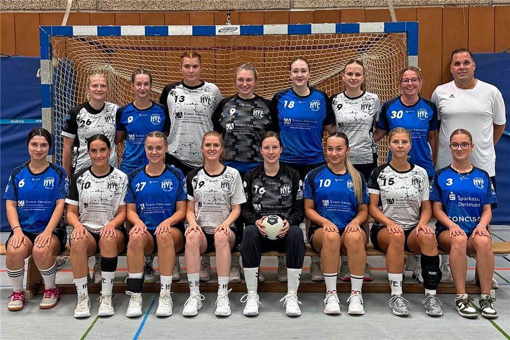 HSG Schwerte/Westhofen und HVE Villigst-Ergste in einer Liga: Das sind die Saisonziele Das Team der HVE Villigst-Ergste für die Oberliga-Saison 2024/25: Spielertrainerin Katharina Nelskamp, Jasmin Schiprowski, Ronja Kaup, Franziska Walther, Friederike Göbel, Sonja Kriegsheim, Tatjana Sarhage, Co-Trainer Henning Becker (hi.v.li.), Malin Lueg, Julia Angel, Amrei Mense, Ann-Kathrin von Oepen, Adna Rastoder, Nina Großheider und Lina Becker (vo.v.li.). Es fehlen Lena Schröer, Natascha turner, Lorena Lange und Lisa Abrahams.