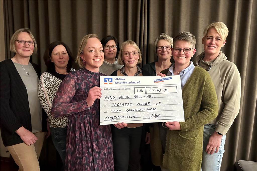 Das Team der Karnevalskostümbörse um Marlies Dapper (rechts vorne) übergibt den symbolischen Spendencheck an Jennifer Brummer, Geschäftsführerin von „Jacintas Kinder e.V.“.