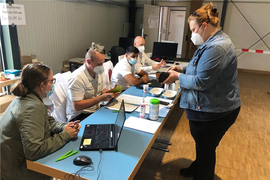Corona: Nadine Menker endlich geimpft - Mutter starb an Covid-19 Das Team der Kassenärztlichen Vereinigung übertrug die Daten von Nadine Menker in die Computer.