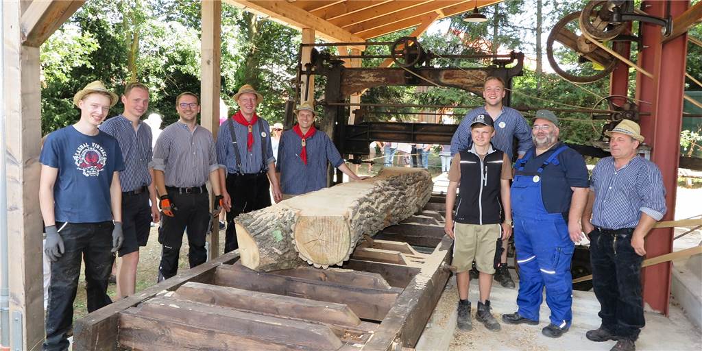 „Olle Schuer“: Heimatverein Gahlen nimmt historische Maschine in Betrieb Das Team der Landtechnikfreunde, die die Umsiedlung des Sägegatters von der oberen Kirchstraße zur „Ollen Schuer“ in der Bruchstraße ebenso übernahmen wie den Aufbau am neuen Ort und die Vorführung am Sonntag.
