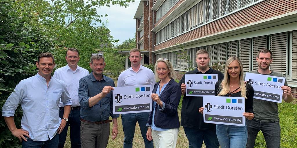 Stadt Dorsten „entrümpelt“ ihre Homepage und beruhigt Design und Struktur Das Team der neuen Homepage vor dem Rathaus