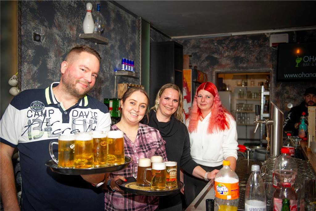 Das Team der „Ohana“-Bar an der Krummen Meer