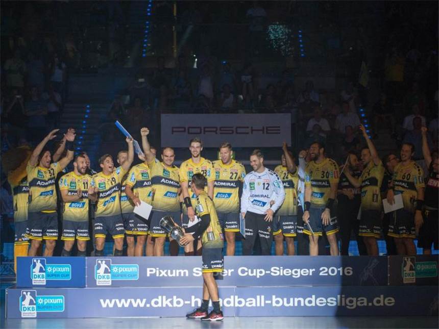 Rhein-Neckar Löwen gewinnem erstmals Super Cup Das Team der Rhein-Neckar Löwen feiert den Sieg im DHB-Supercup. Foto: Deniz Calagan