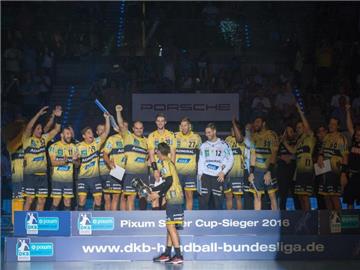 Das Team der Rhein-Neckar Löwen feiert den Sieg im DHB-Supercup. Foto: Deniz Calagan