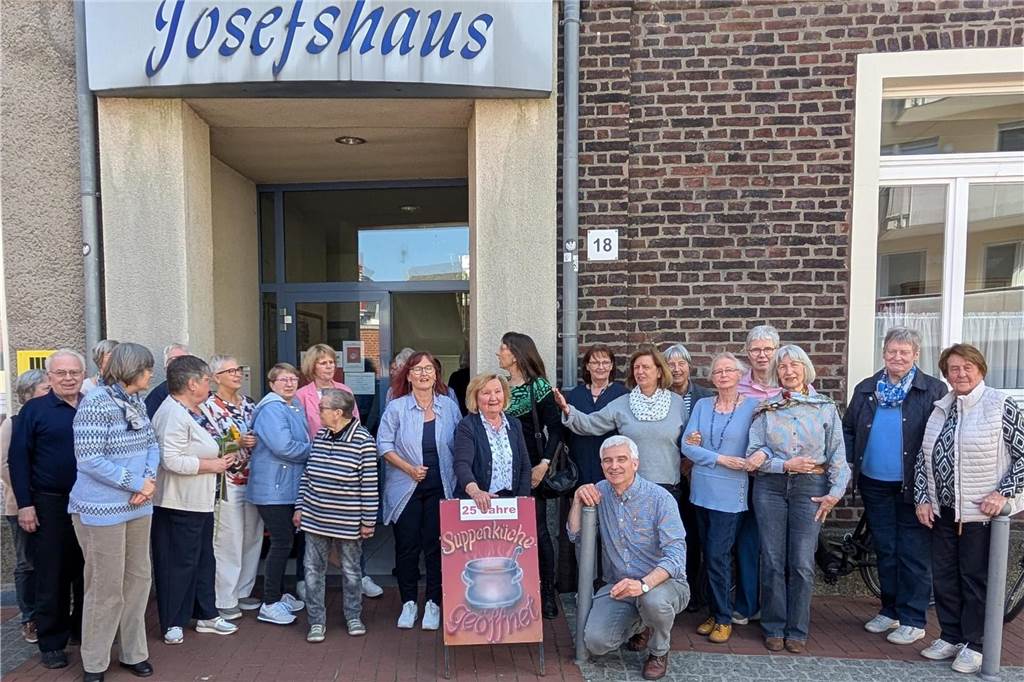 25 Jahre Suppenküche in Haltern: „Es ist noch Platz in unserer Mitte“ Das Team der Suppenküche feierte im Josefshaus das 25-jährige Bestehen.