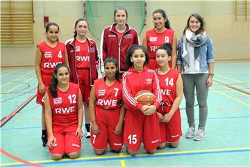 Das Team der U 15-Basketballerinnen des Castroper BC in der Kreisliga-Saison 2016/17 besteht aus (hinten v.l.) Jihan Moujahid, Lisa Jauk, Finja Müller und Wiam Aachi sowie (vorne v.l.) Dina Moujahid, Miriam Rihani, Sarah Azehaf und Aliana Boushah. Hinten ganz rechts ist Trainerin Alexandra Jauk zu sehen.
