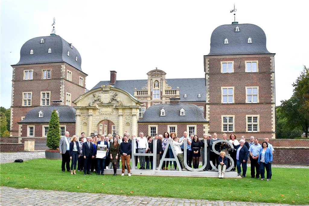 Ahaus hat das schönste Gericht: NRW-Justizminister überreicht Urkunde Die Belegschaft des Amtsgerichts vor dem Ahauser Schloss