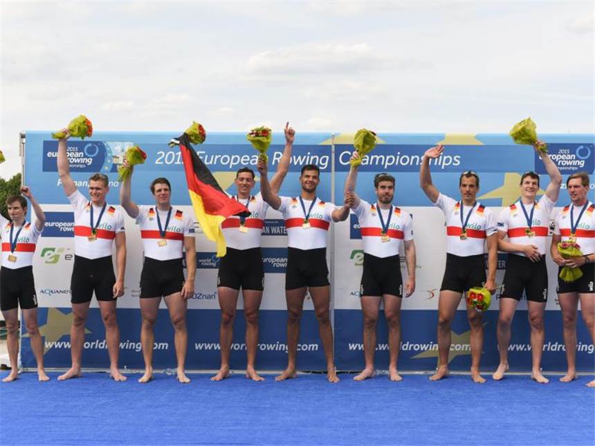 Deutscher Achter feiert bei EM Titel-Hattrick Das Team des deutschen Achters jubelt bei der Siegerehrung in Posen. Foto: Jakub Kaczmarczyk