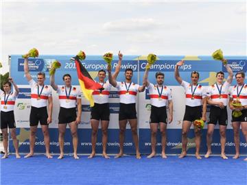 Das Team des deutschen Achters jubelt bei der Siegerehrung in Posen. Foto: Jakub Kaczmarczyk