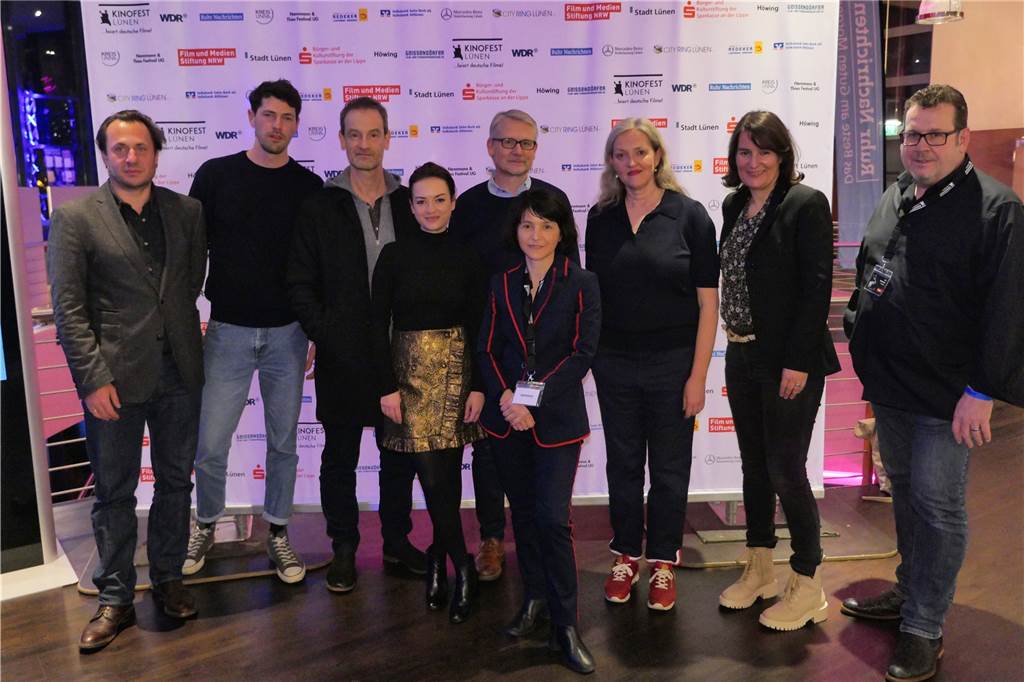Jörg Hartmann: Beim nächsten Tatort-Dreh so lange in Dortmund wie noch nie Das Team des Dortmund-Tatorts mit Jörg Hartmann (3.v.l.), Regisseurin Ayşe Polat (4.v.r.), Schauspielerin Sybille J. Schedwill (3.v.r.), Kinofestleiterin Sonja Hofmann (2.v.r.) und Kinofestverantalter Lutz Nennmann (r.).