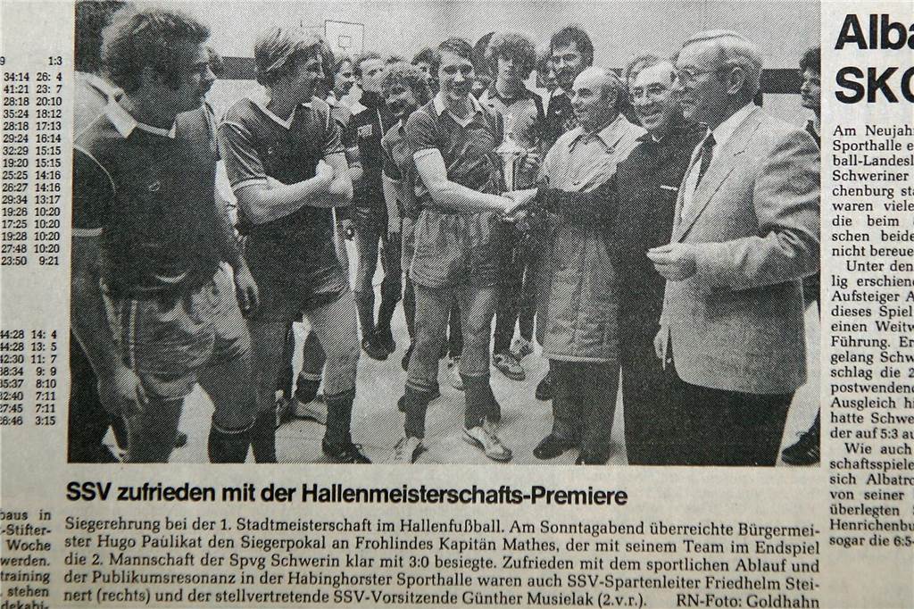 Castrop-Rauxeler Hallenstadtmeisterschaft: Ikone des FC Frohlinde war der Erfinder Das Team des FC Frohlinde gewann bei der Premiere der Castrop-Rauxeler Hallenstadtmeisterschaft mit Kapitän Anton Matthes.