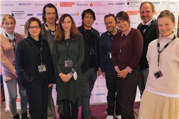 Das Team des Films "Geborgtes Weiß" mit Regisseur Sebastian Ko (M.) und Drehbuchautorin Karin Koci (4.v.l.) sowie Kinofestleiterin Sonja Hofmann (3.v.r.), Ehrenratsmitglied Dr. Anke Höwing (l.) und Moderator Peter G. Dirmeier (4.v.r.).