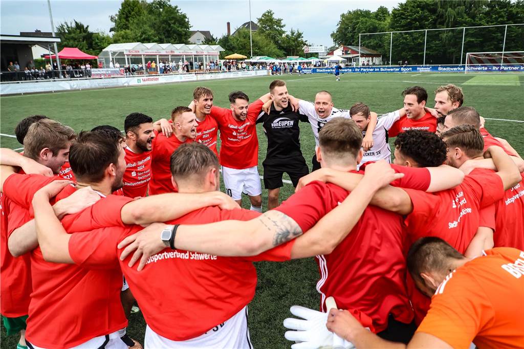 „Kaum noch Kraft in den Beinen, da hab‘ ich es einfach mal probiert“: Kurioses Tor im Video Das Team des Geisecker SV ließ den Jubelkreis nach dem Gewinn der 41. Schwerter Stadtmeisterschaft auf Hochtouren rotieren.