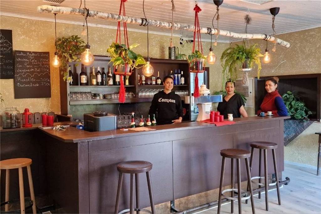 Somaye und Maja eröffnen einzigartiges Café in Dortmunder Stadtteil Das Team des Kunst-Cafés „Anar“ freut sich hinter der Theke auf die Gäste