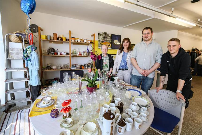 Hier treffen Wirtschaftlichkeit und Gemeinnutz zusammen Das Team des Sozialkaufhauses in Derne freut sich auf die ersten Kunden.