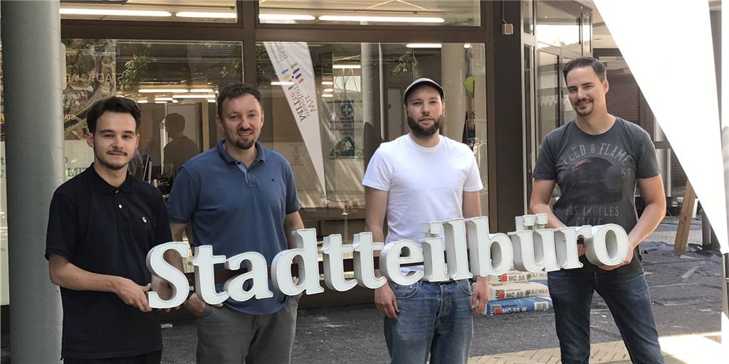 Ab in die Mitte: Stadtteilbüro ist ins Herz von Dorsten umgezogen Menschen vor Ladenlokal.