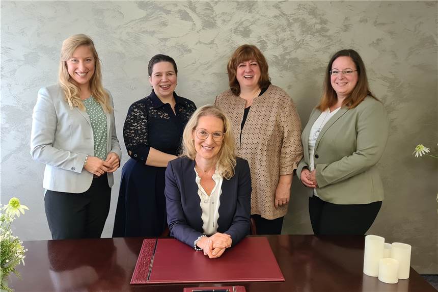 Stadt Dorsten sagt „Ja“ zum digitalen Traukalender Das Team des Standesamts Dorsten - Monika Heisterklaus, Katrin Bahr, Andrea Dahlmann, Britta Humberg und Anke Traud (v.l.) - hat einen digitalen Traukalender erstellt, mit dem Paare, die in Dorsten heiraten möchten, alle Informationen bekommen und sogar direkt Reservierungen vornehmen können.