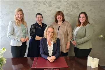 Das Team des Standesamts Dorsten - Monika Heisterklaus, Katrin Bahr, Andrea Dahlmann, Britta Humberg und Anke Traud (v.l.) - hat einen digitalen Traukalender erstellt, mit dem Paare, die in Dorsten heiraten möchten, alle Informationen bekommen und sogar direkt Reservierungen vornehmen können.