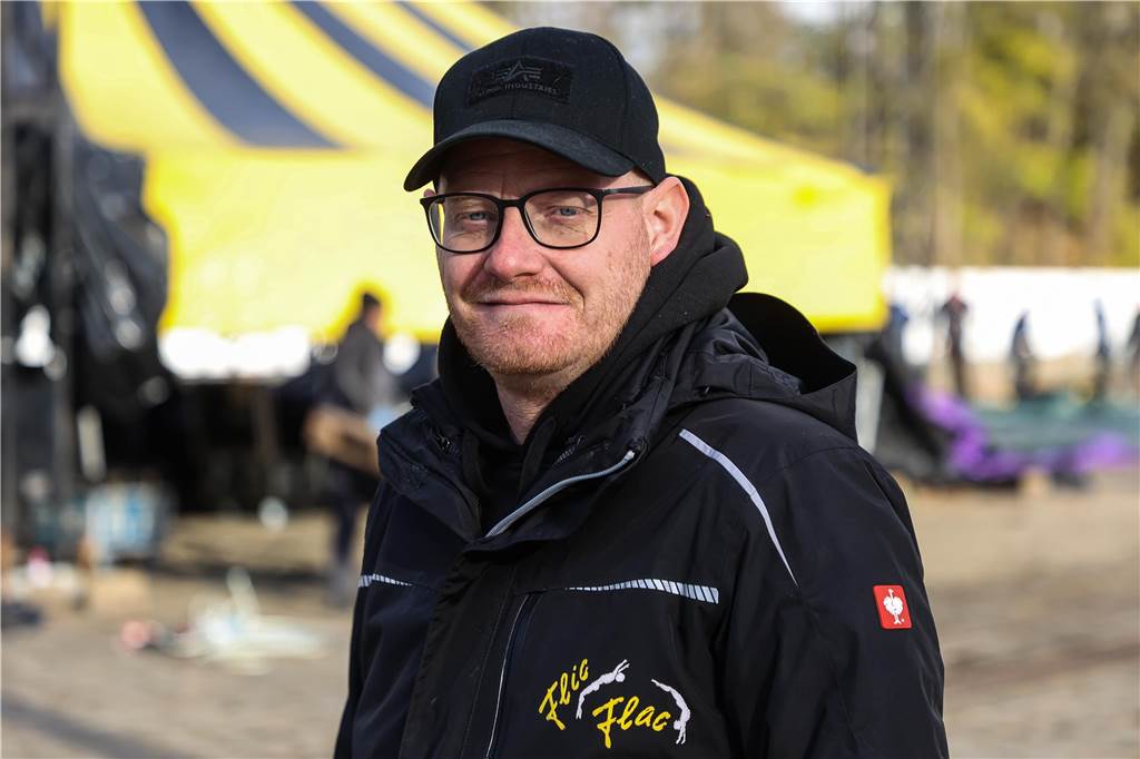 Das Team des Zirkus Flic Flac um Geschäftsleiter Uwe Struck hat begonnen das Zirkuszelt an den Westfalenhallen aufzubauen. Ab dem 8. Dezember sollen die Shows starten.
