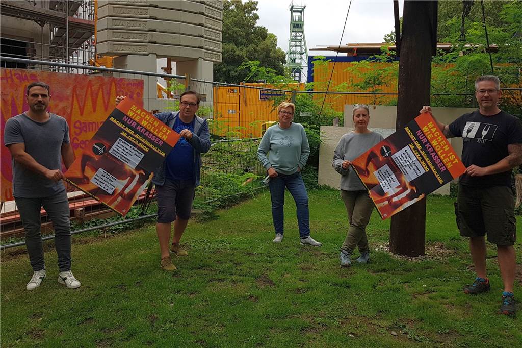Neubau: Ein Millionenprojekt wächst langsam in die Höhe Das Team Jugendarbeit der Stadt macht Reklame für die Nacht der Jugendkultur im Marcel-Callo-Haus. Das darf dann außen komplett besprayt werden, wie Claudia Wieser (Mitte) ankündigt.