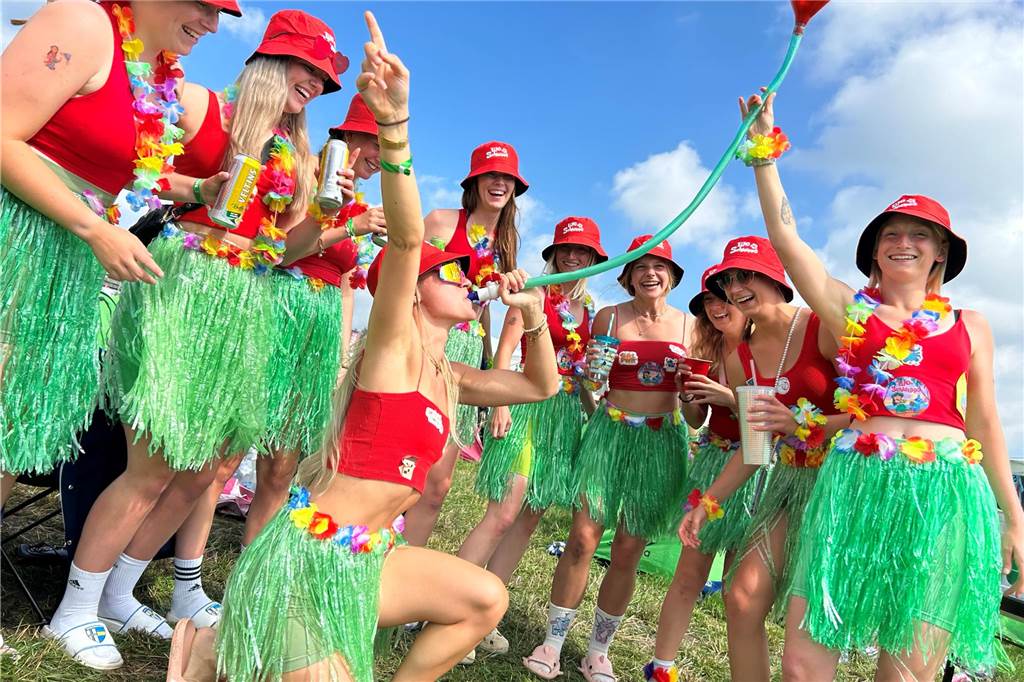 Eindrücke aus dem Dodgeville 2024: Campingstühle, Party und Jacuzzis Das Team "Lilo und Schwipps" genoss das sonnige Wetter bei dem ein oder anderem Bier.
