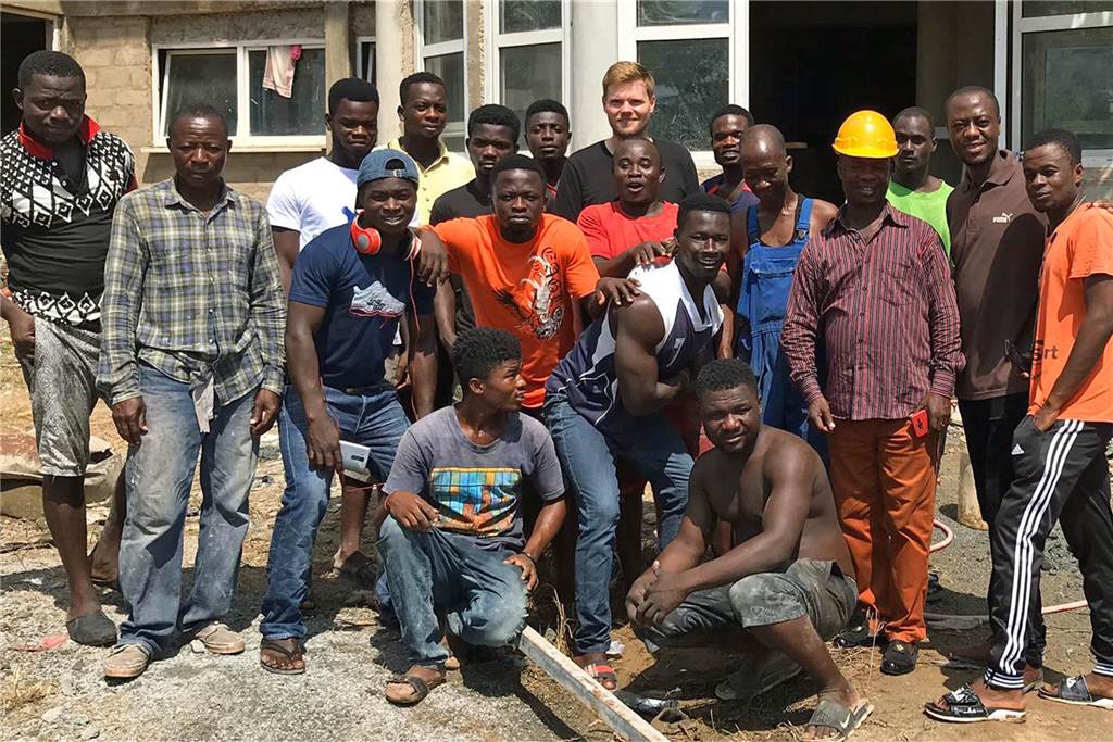 Arzt aus Dortmund freut sich über große Spende aus Unna für sein Krankenhaus in Ghana Das Team rund um Dr. Samuel Okae (2.v.r.) am Krankenhaus