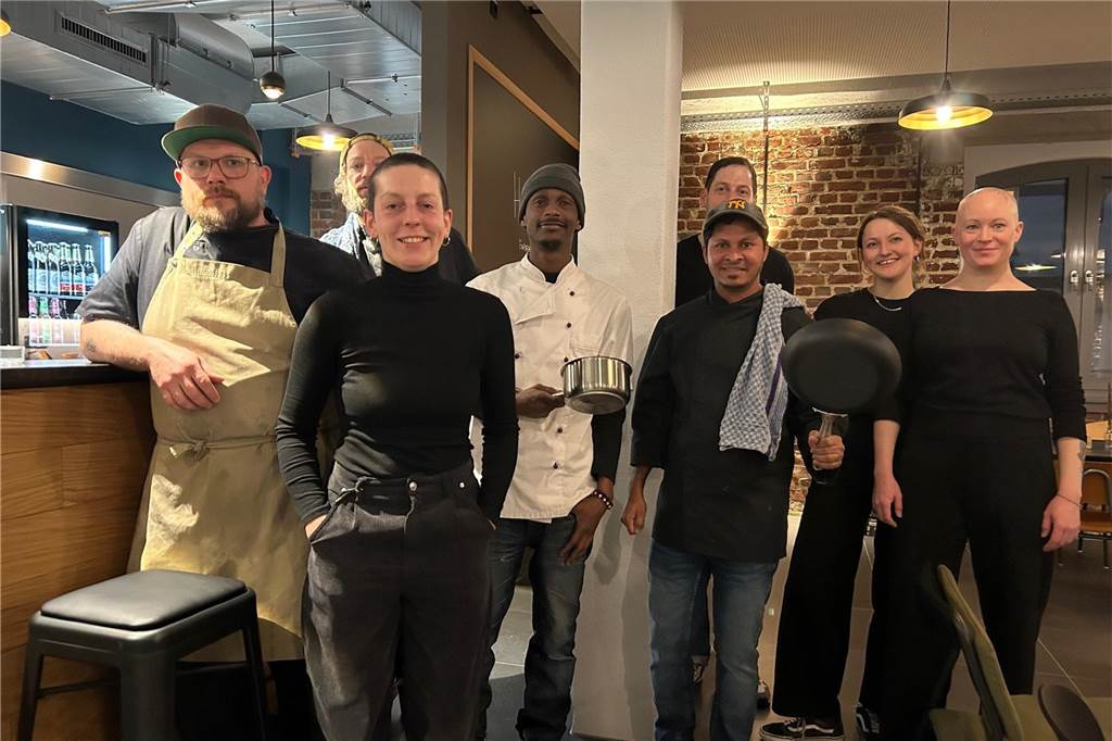 Großer Andrang bei Gastro-Eröffnung an der Speicherstraße Das Team um Betriebsleiterin Katharina Neumann ist eine Mischung aus Auszubildenden und erfahrenen Kräften.
