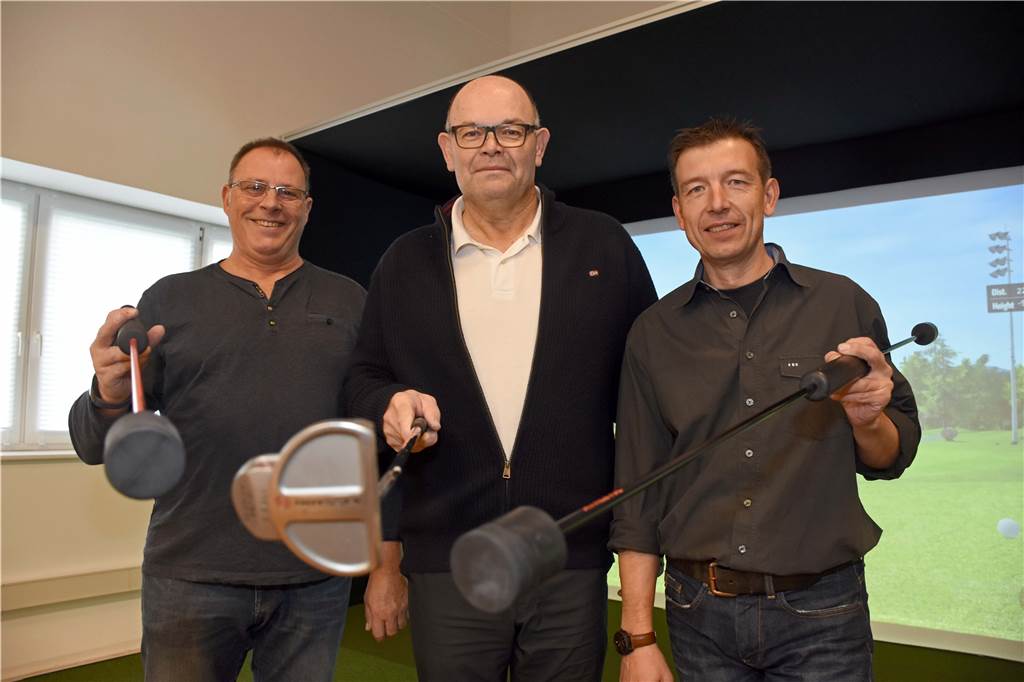 Golfhalle Münsterland: So sieht es in der neuen Nordkirchener Indoor-Golfanlage aus Das Team um Joachim Striewisch (M.) ist komplett. Zu dem Betreiber der Golfhalle Münsterland haben sich noch die beiden Physiotherapeuten Wilfried Hofmann (l.) und Thorsten Beckemeyer gesellt.