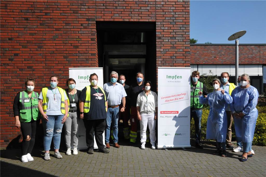 „Welchen Impfstoff möchten Sie?“ – Berufskolleg-Schüler haben die Wahl Das Team (v. l.): Sandra Fidomski, Melissa Melis, Mechthild van Üüm, Dirk Reinarzt, Ulrich Kipp, Sebastian Kocks, Thomas Kocks, Dr. Emine Abdelhamid, Julian Bahde, Melanie Hartmann, Richard Kassner, Dr. Jens Einsenack und Cordula Heeke–Bültbrun