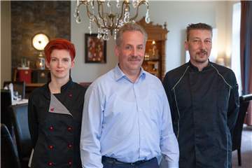 Das Team (v.l.) Köchin Tina Elsbernd-Straube, Geschäftsführer Peter Geusendam und Koch Kai-Uwe Flüchter