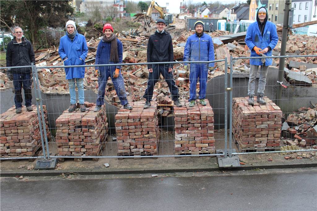 Auf einer Dortmunder Baustelle soll die Zukunft der Architektur entstehen Das Team vom Baukreisel hat schon palettenweise als Ziegel-Steine für den erneuten Hausbau aufbereitet.