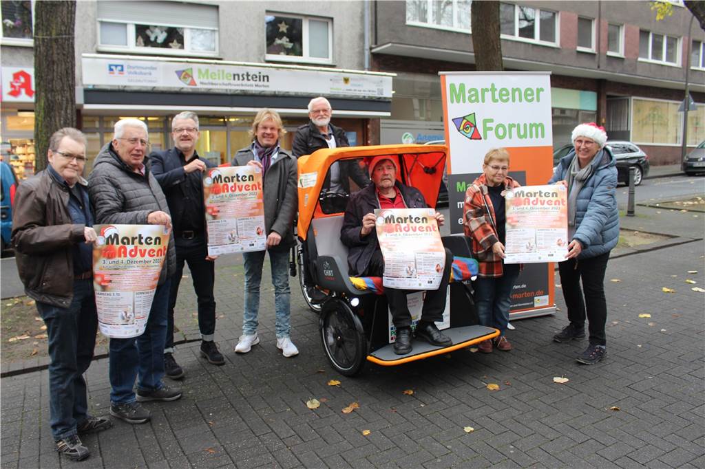 Anfänger und erfahrene Stars: Open Mic beim Adventsmarkt Das Team vom Martener Forum hat wieder einen großen Markt „Marten im Advent“ organisiert. Karl Schreiter sitzt bereits in der Rikscha, in der er an den beiden Festtagen, als Weihnachtmann verkleidet, auftreten wird.