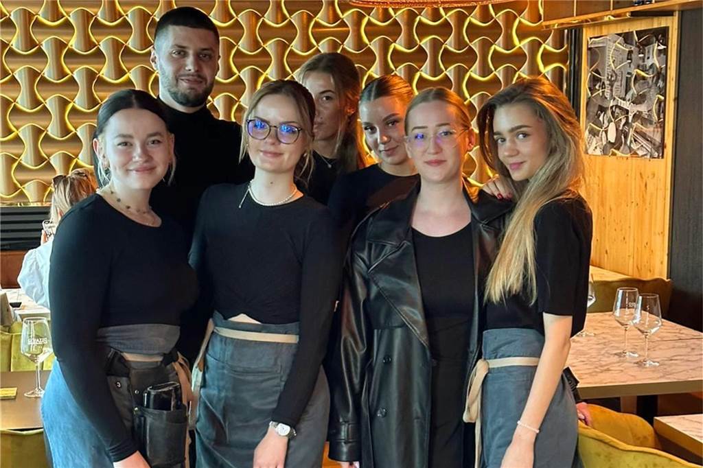 Doppelt so viele Plätze: Restaurant O` Pazzo hat zum Jubiläum umgebaut Das Team vom O'Pazzo