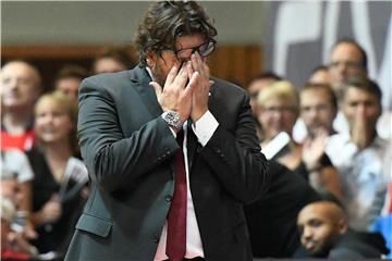 Das Team von Andrea Trinchieri kassierte zum Euroleague-Auftakt eine Heimniederlage. Foto: Hans-Martin Issler