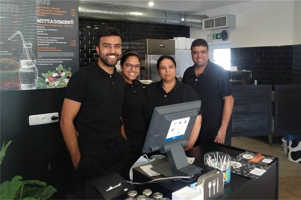 Restaurant am Phoenix-See ist Deutschlands innovativstes Liefer-Restaurant Das Team von BurgerRausch freut sich über den gelungenen Start in Hörde - hier kurz nach der Eröffnung.