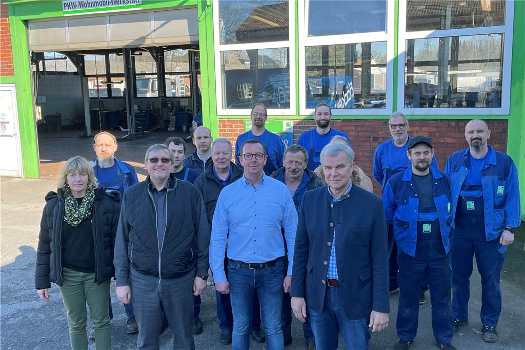 Wechsel an der Spitze der großen Werkstatt Ecosoil in Werne Das Team von Ecosoil Werne. Vorne von l.: Ulrich Zagberg (kaufm. Geschäftsführer, geht am 1. 3. 2022 in Rente), neuer Geschäftsführer Marc Ueter und der bisherige Geschäftsführer Ludger Schlütermann (geht zum 1. 3. 2022 in Rente).