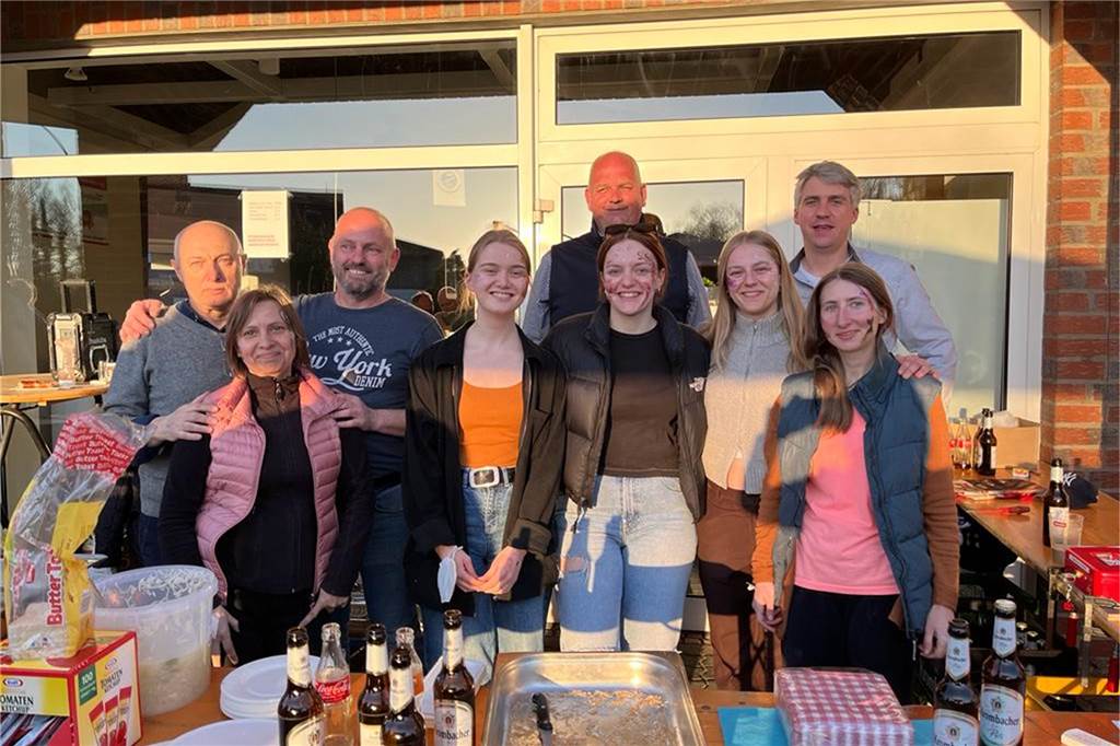 Brügger, Richter und Gönner: 2200 Euro für die Ukraine-Hilfe gesammelt Das Team von Elektro Brügger und der Fahrschule Richter spendete alle Einnahmen aus dem Essen- und Getränkeverkauf an die Bernhard-Bosch-Stiftung in Gronau.