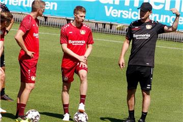 Das Team von Heiko Herrlich trainierte erstmals mit Ball. Foto: Roland Weihrauch
