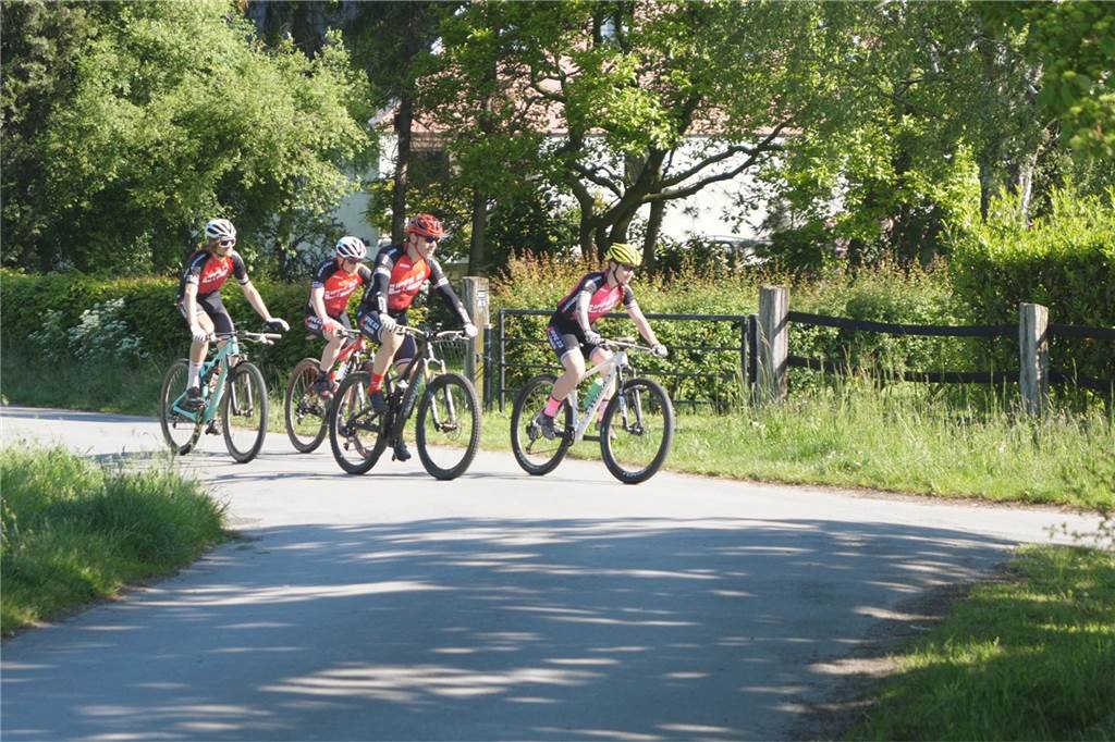Lüner Filmer und Lippe 23 präsentieren Radtour zum neuen Film Das Team von Lippe 23 bei der Fahrt durchs Mühlenbachtal.