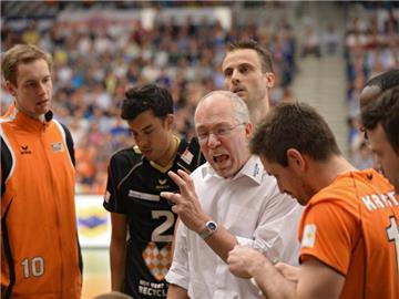 Das Team von Mark Lebedew (M) führt in der Endspielserie nach dem Modus best-of-five mit 2:1. Foto: Felix Kästle