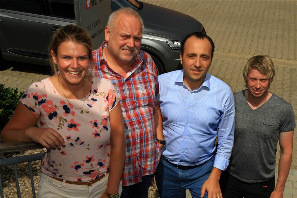 Altkleider im Container: Macht die Spende wirklich Sinn? Das Team von Re Textil: Anna Ephan (Pressesprecherin), Manfred Frey (kaufmännischer Leiter), Karen Navoyan (Geschäftsführer) und Jan Mais (Betriebsleiter). Das Hemd des Geschäftsführers wäre übrigens Creme-Ware. Es hat keine Verschleißspuren und ist modisch aktuell.