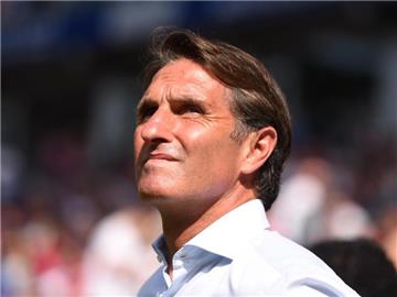 Das Team von Trainer Bruno Labbadia kam zum Auftakt gegen den FC Ingolstadt nicht über ein Remis hinaus. Foto: Daniel Bockwoldt