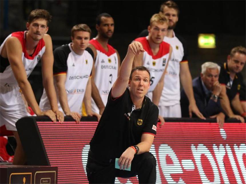Deutsche Basketballer zwischen Stolz und Verärgerung Das Team von Trainer Chris Fleming hat sich für die Europameisterschaft 2017 qualifiziert. Foto: Ina Fassbender