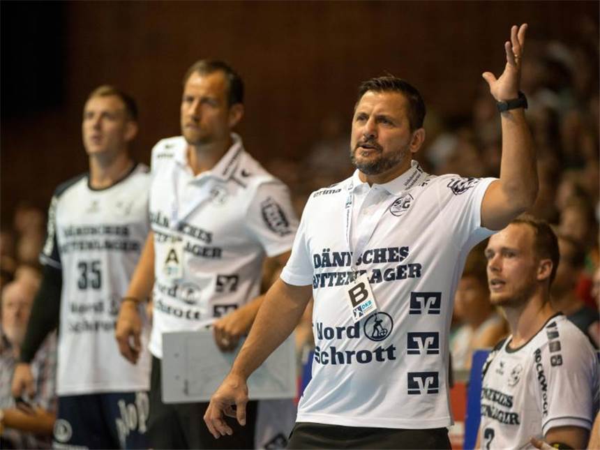 Flensburger Handballer wieder Bundesliga-Spitzenreiter Das Team von Trainer Ljubomir Vranjes ist weiter ungeschlagen. Foto: Sebastian Gollnow