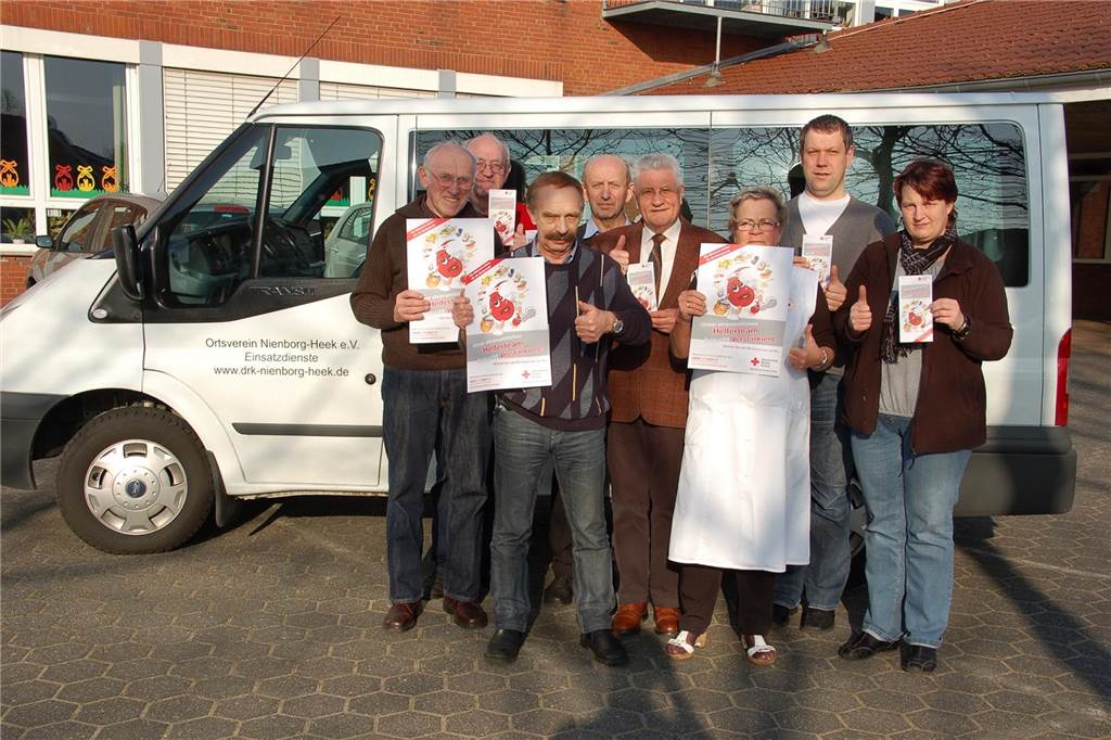 Fans dringend gesucht: DRK-Ortsverein startet Crowdfunding-Aktion Das Teams des örtlichen DRK-Blutspendienstes vor dem 22 Jahren Mannschaftswagen, der mittlerweile sehr reparaturanfällig geworden ist.
