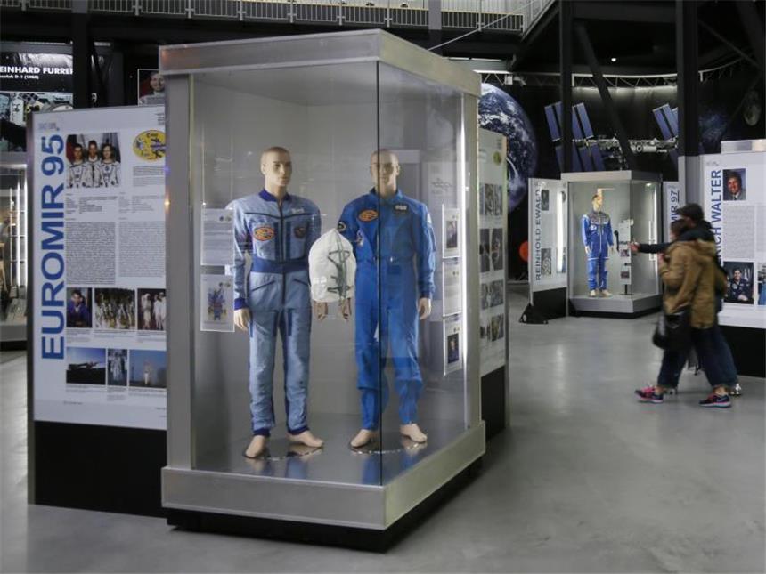 Vom Weltraum ins Skigebiet: Reisen für den nahenden Winter Das Technik Museum in Speyer hat seit dem 25. Oktober eine neue Ausstellung über «Deutsche Astronauten» zu bieten. Foto: Ronald Wittek/dpa