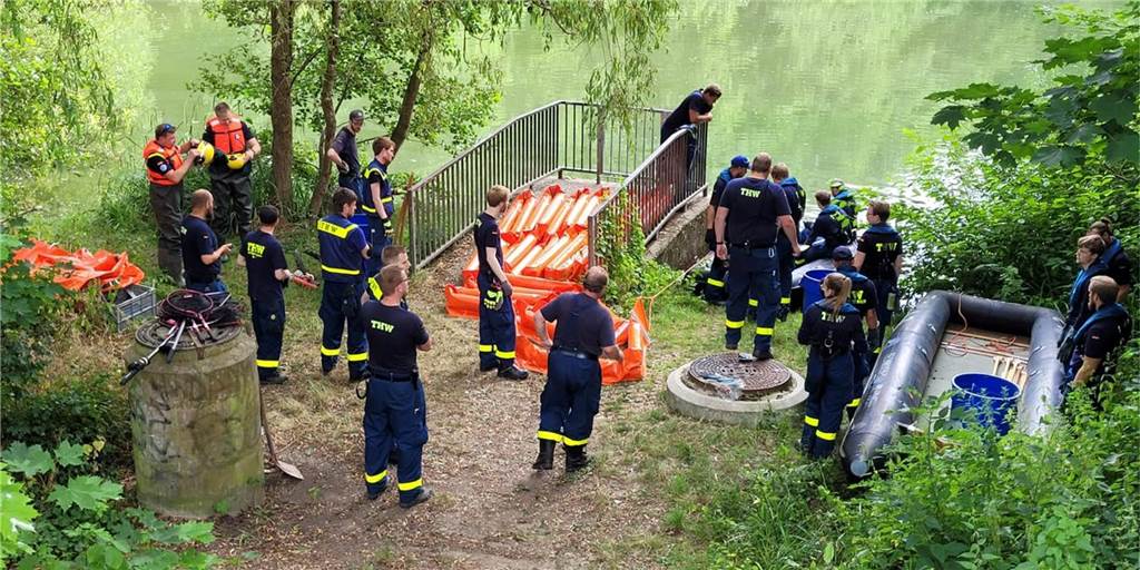 Hunderte Kilo Fisch treiben tot im Wasser: THW rückt nach Aplerbeck aus Das Technische Hilfswerk (THW) hat am Donnerstag (14.7.) zusammen mit dem Team der Stadtentwässerung gegen das Fischsterben im Rückhaltebecken Nathebach gekämpft.