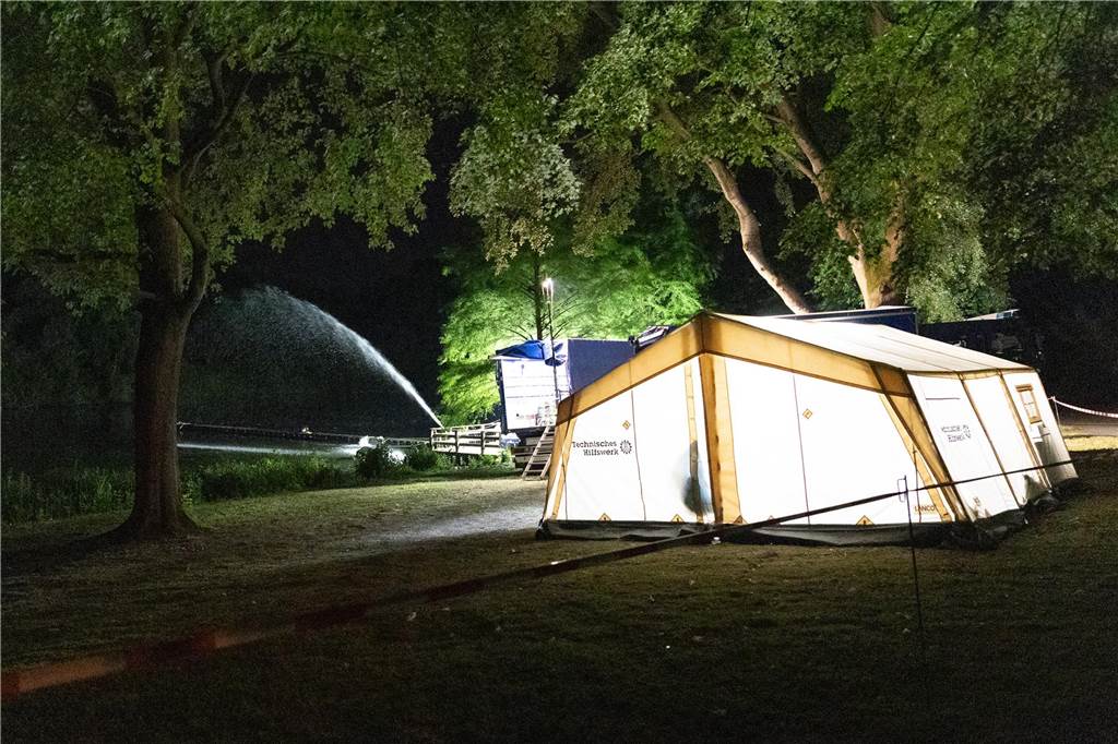 Großer Einsatz des THW zur Rettung von Fischen Das Technische Hilfswerk (THW) war die ganze Nacht über am Seepark An den Teichen in Dortmund-Eving im Einsatz.