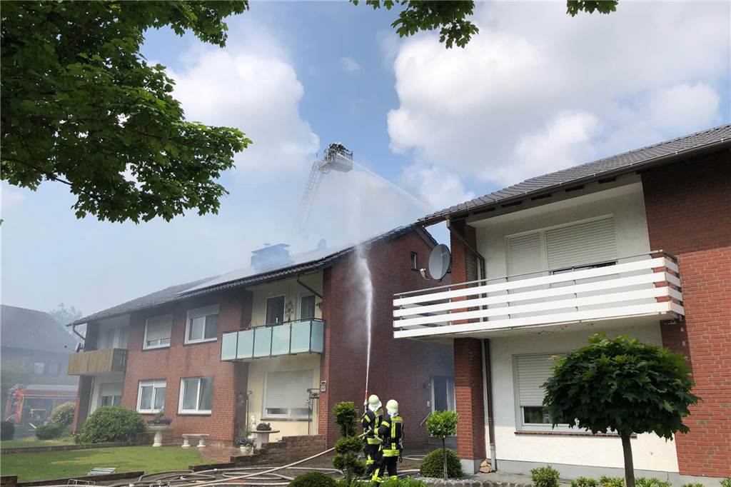 Mit Video: Rauchsäule schon von weitem zu sehen – Garage und Dachstuhl in Flammen Das Teleskopmastfahrzeug der Feuerwehr Stadtlohn kam zum Einsatz, als die Feuerwehr den Brand des zweigeschossigen Wohnhauses am Richters Kamp löschte.
